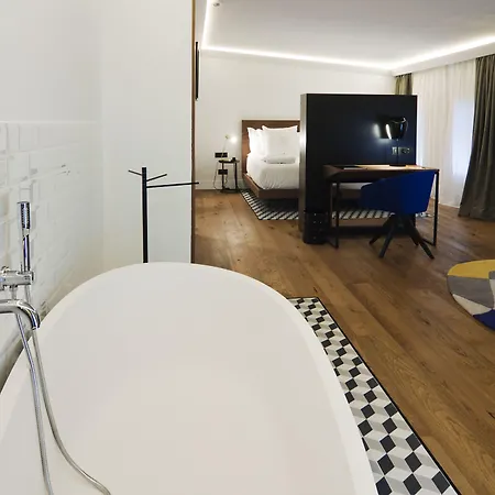 One Shot Reina Victoria Hotel