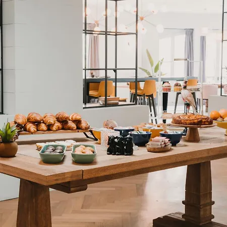 One Shot Reina Victoria 4* Valencia