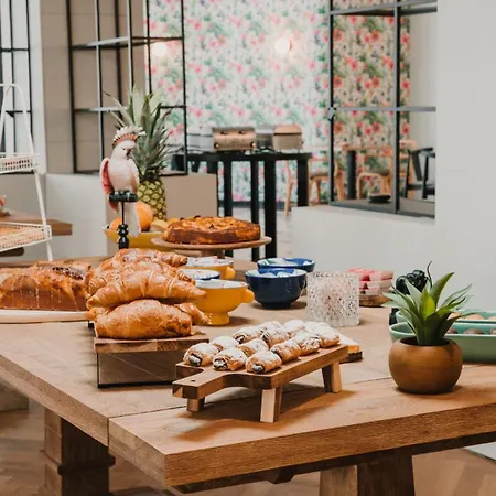 One Shot Reina Victoria Hotel